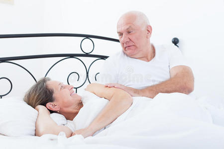 老年夫妇在床上。