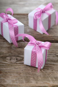 带有粉红色和淡紫色丝带的礼品盒