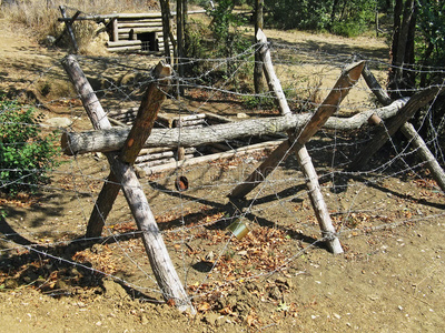 萨本山军事博物馆的铁丝网照片