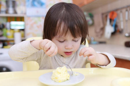 鸡蛋 饮食 肖像 男孩 厨房 营养 小孩 童年 高脚椅 美丽的