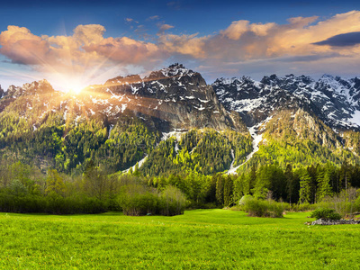 美丽的春天景观在瑞士阿尔卑斯山，布雷加利亚。