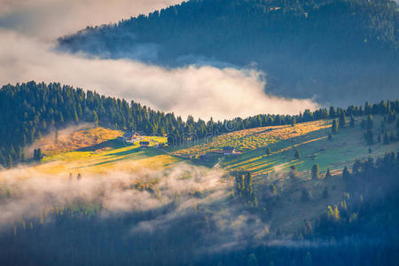 在意大利阿尔卑斯山上，有雾的夏日日出。