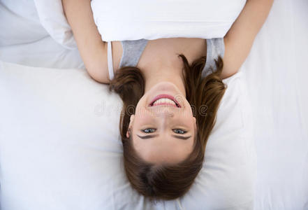 快乐的女人躺在床上