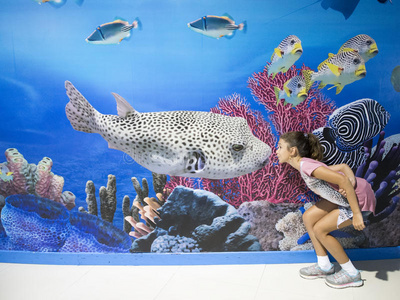 女孩 快乐 有趣的 水族馆 娱乐 环境 可爱的 动物 小孩