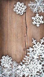 圣诞树装饰和木制背景上的雪花