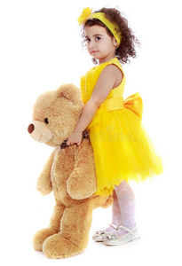 白种人漂亮的小女孩带着一只熊