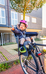 女儿 女孩 椅子 闲暇 肖像 周期 照顾 宝贝 自行车 保护
