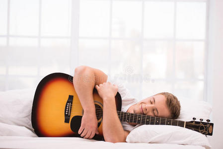 澳洲人 毯子 男人 吉他 成人 运动员 音乐 肖像 年代