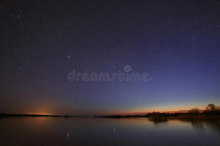 河畔夜景