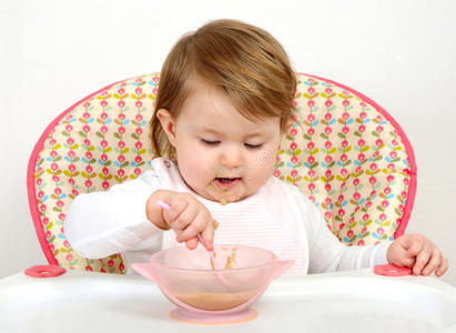 肖像 微笑 勺子 蹒跚学步的孩子 盘子 晚餐 可爱的 宝贝
