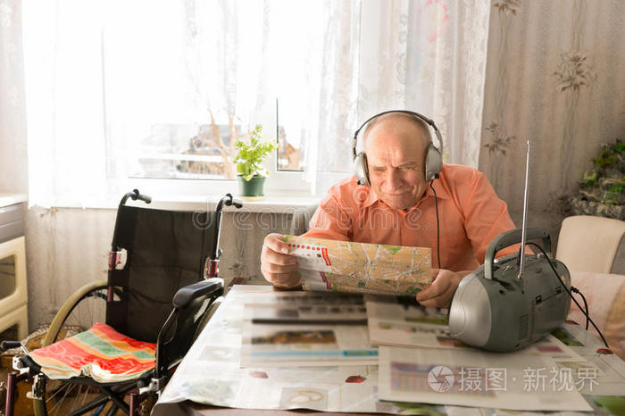 新闻 男人 年龄 享受 音乐 杂志 特写镜头 头发 在室内