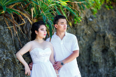 新娘和新郎在热带海滩上。 暑假概念。