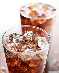 一杯加冰的可乐汽水照片