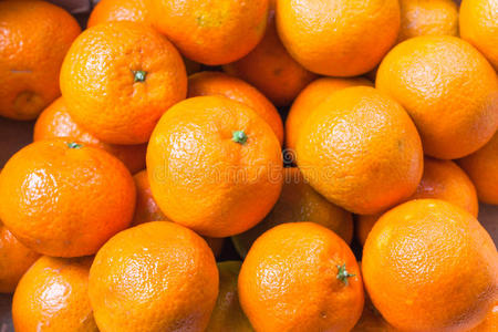 很多橘子