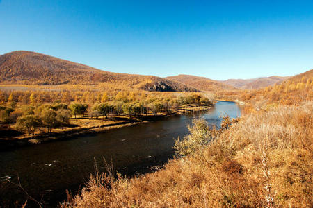 全景图)穿越森林河流云平原山脊薄雾中山坡上的森林扎兰屯市标志-地名