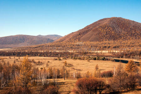 全景图)穿越森林河流云平原山脊薄雾中山坡上的森林扎兰屯市标志-地名