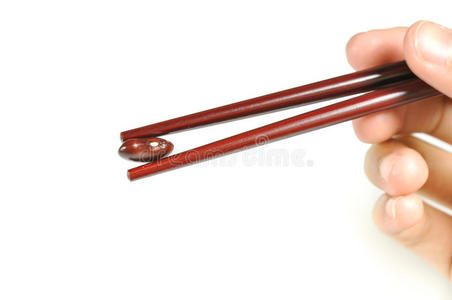 手拿红芸豆用筷子隔离。