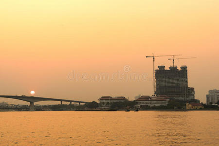 曼谷 摩天大楼 河边 天空 傍晚 泰国 太阳 建筑 日落