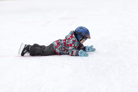 孩子躺在溜冰场上