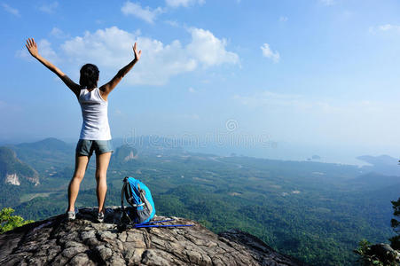 欢呼的年轻女子徒步旅行者张开双臂