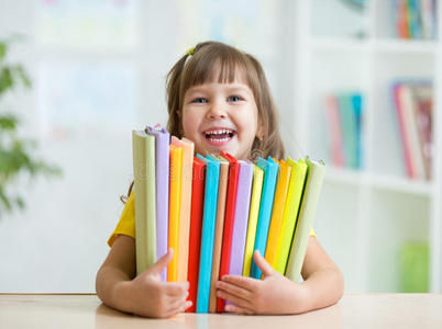 可爱的小女孩学龄前与书籍室内