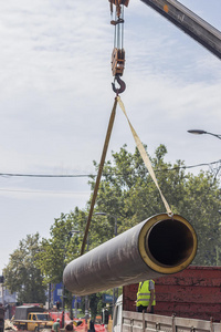 起重机吊钩提升大型钢管照片