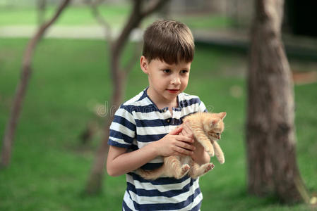 男孩和小猫