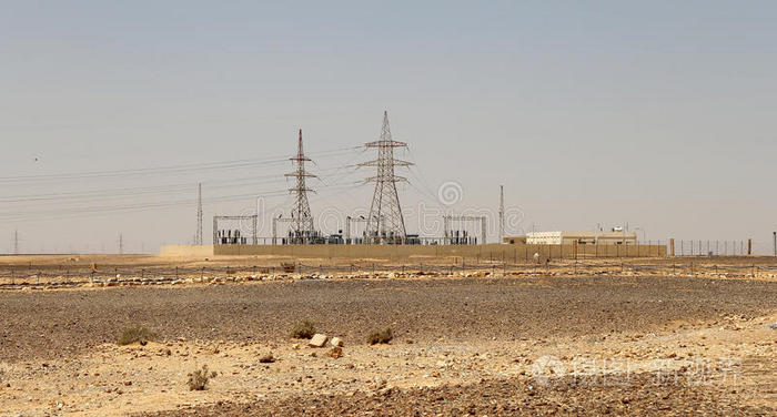 中东约旦石沙漠的电塔