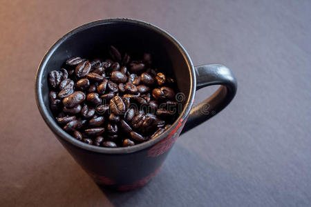 咖啡杯里的咖啡豆