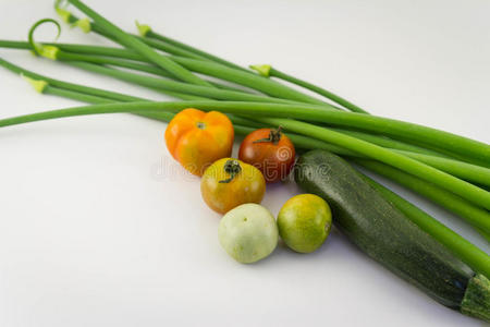 白色的抽象新鲜有机蔬菜。 食物背景。 来自花园的健康食品
