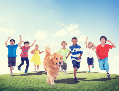 儿童儿童乐趣夏季宠物狗友谊概念