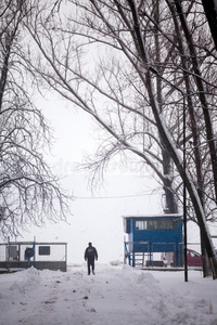 公园里的雪景有人经过