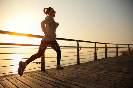 健康的生活方式女人在海边跑步