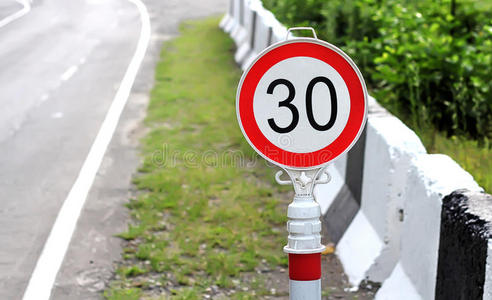 交通小时限速交通标志30公里小时照片