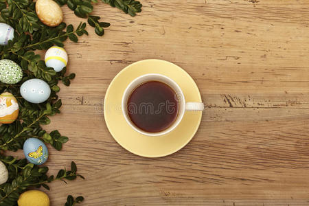 复活节装饰，咖啡杯在木头上