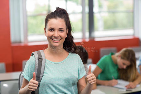 女学生在教室里竖起大拇指