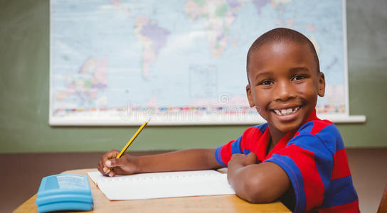 可爱的小男孩在教室里写书