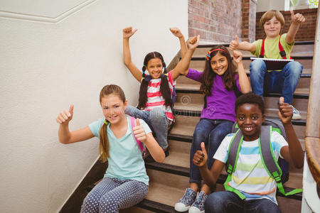 孩子们坐在学校的楼梯上