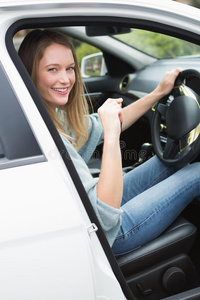 车辆 享受 肖像 驱动 微笑 窗口 女人 运输 成人 白种人