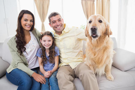 一家人和狗坐在沙发上