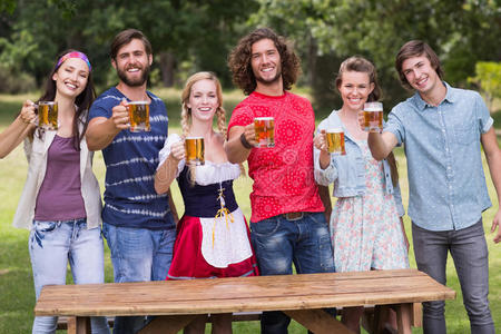 一群庆祝啤酒节的朋友