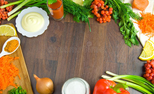 木板上新鲜蔬菜的背景
