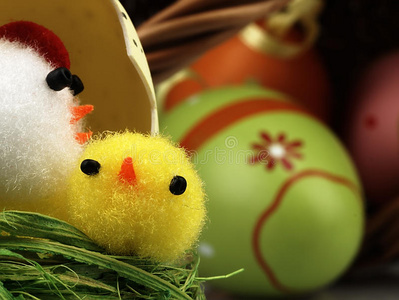 复活节鸡和蛋在巢里。