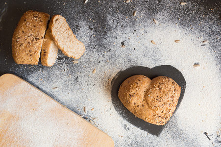 爱和激情的全麦面包图片