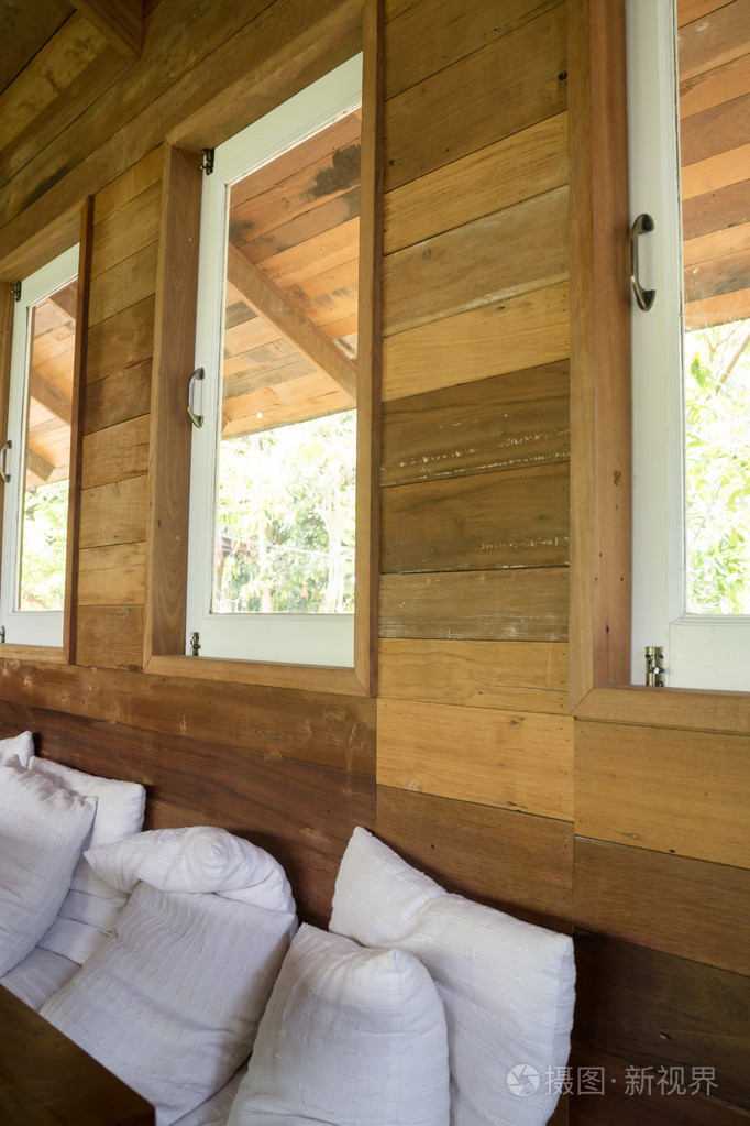 带窗户的木制室内客厅照片-正版商用图片1o5050-摄图新视界