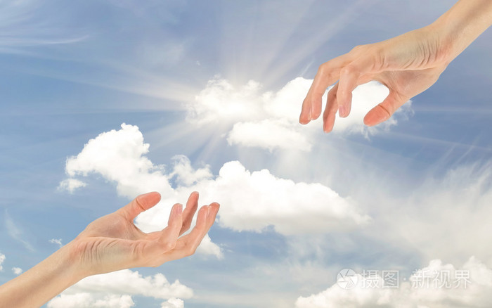 向彼此伸出两只手