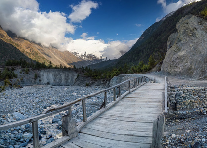 在高山低谷走道的桥梁图片