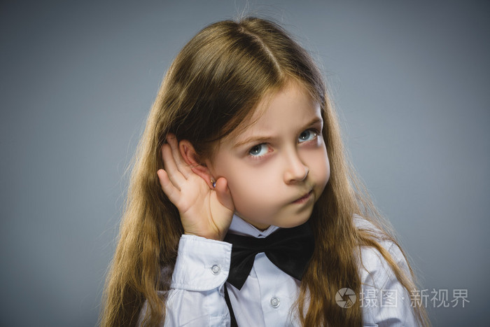 好奇的失望的女孩听.