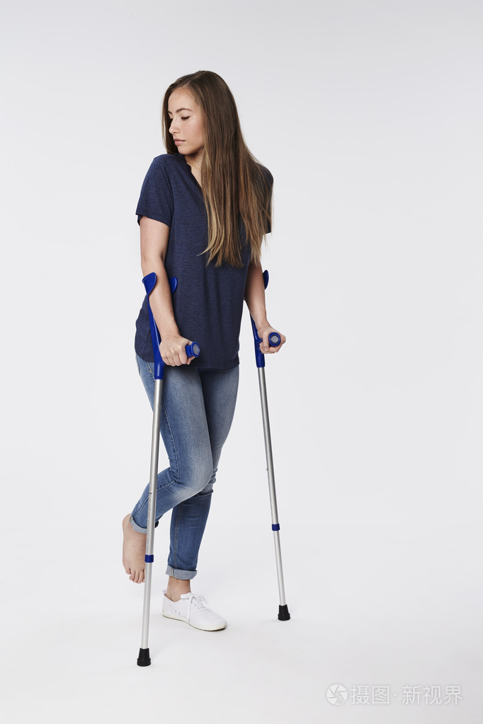 在工作室的一瘸一拐的女人