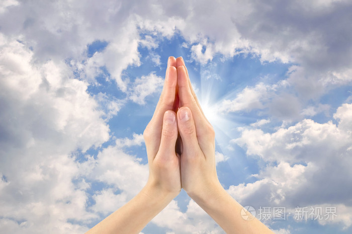 两个祈祷之手面对天空